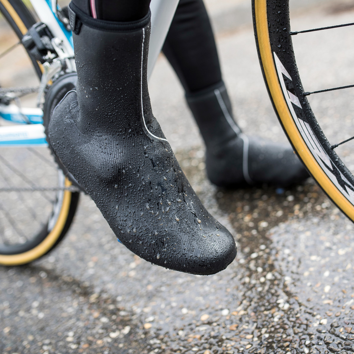 Ochraniacze na buty rowerowe – chronią przed zimnem i wilgocią.