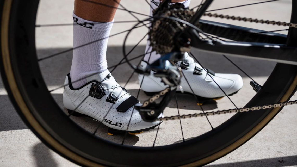Buty rowerowe XLC CB R09 jako tło szprych koła szosowego