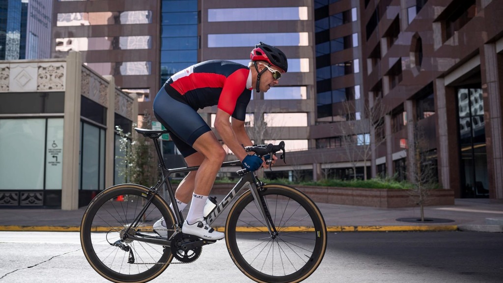 Test butów rowerowych XLC CB R09 3 Buty rowerowe XLC CB R09 wraz z kolarzem jadącym na rowerze
