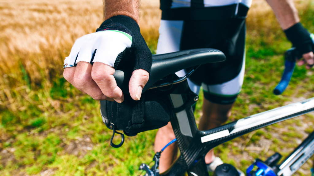krótkie rękawiczki rowerowe wykorzystane podczas treningu kolarskiego