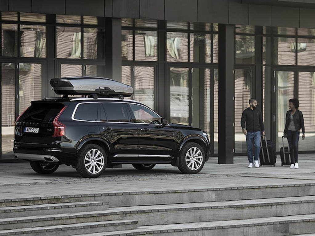 Zabezpiecz swój bagaż z boxami dachowymi Thule 2 box dachowy w aucie typu SUV