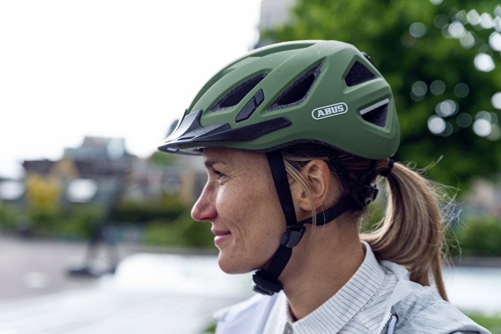 kask abus urban-i 3.0 w kolorze ciemnej zieleni