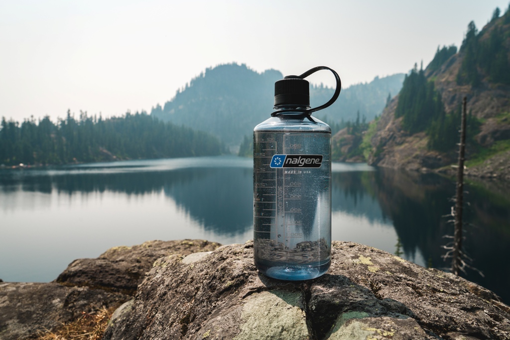 butelka sportowa na wodę w górach