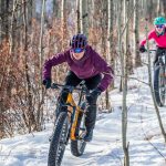 Jazda na rowerze zimą w lesie