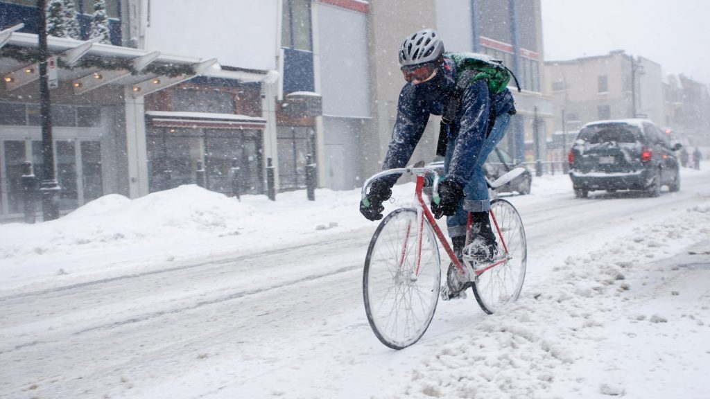 Odzież zimowa na rower dla wytrwałych kolarzy