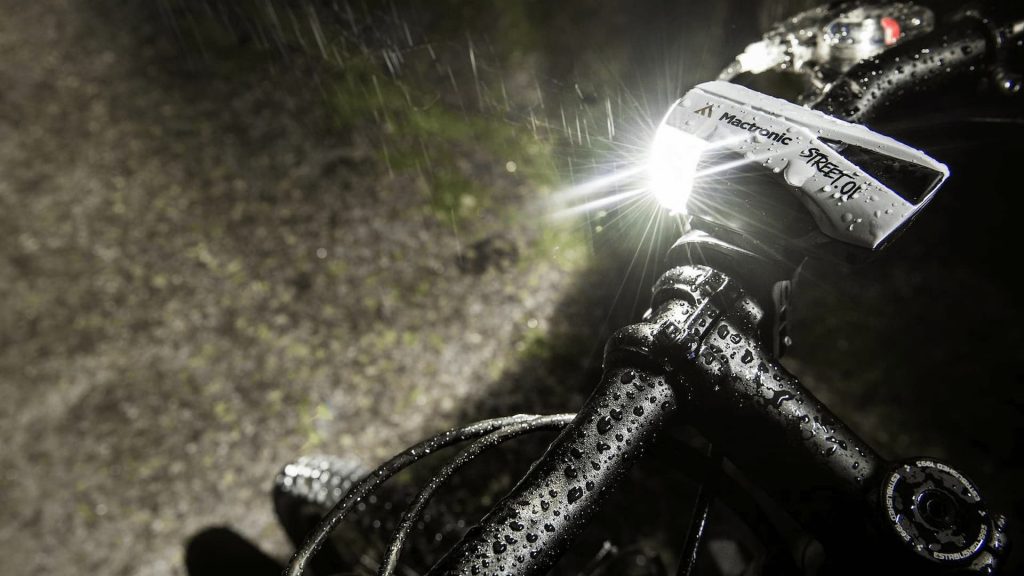 Bądź widoczny wszędzie z lampkami rowerowymi 3 Przednia lampka do roweru na kierownicę