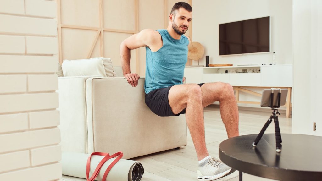 Trening rowerowy w domu - jak dbać o formę bez wyjazdu 4 Trening w domu ze sprzętem do ćwiczeń
