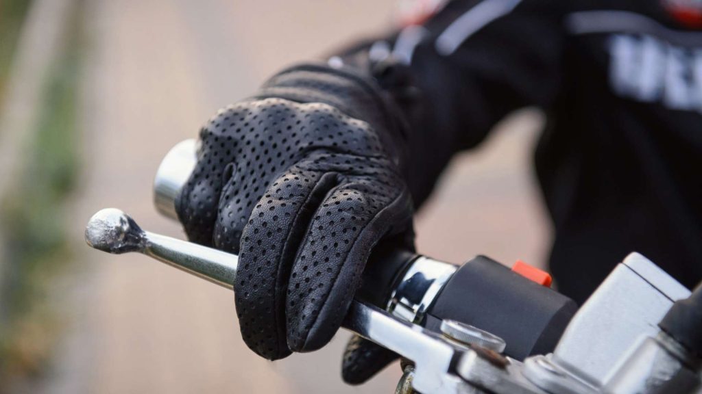 Jak dobrać rękawiczki rowerowe? 2 długie rękawiczki rowerowe